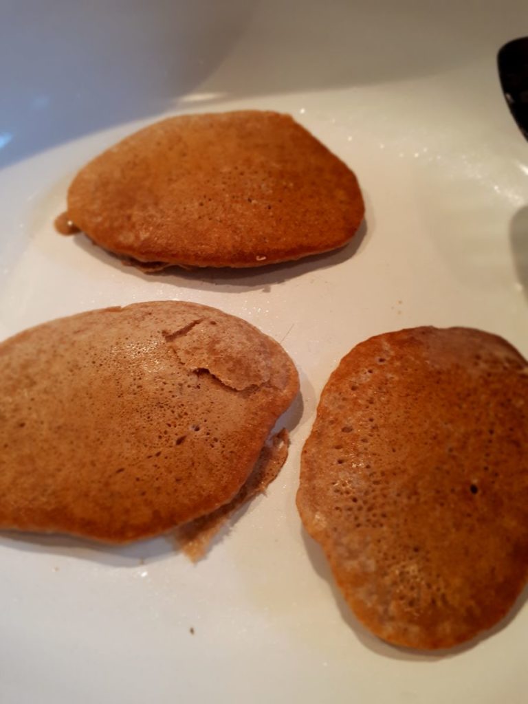 Pancakes in der Pfanne für BLW Frühstück