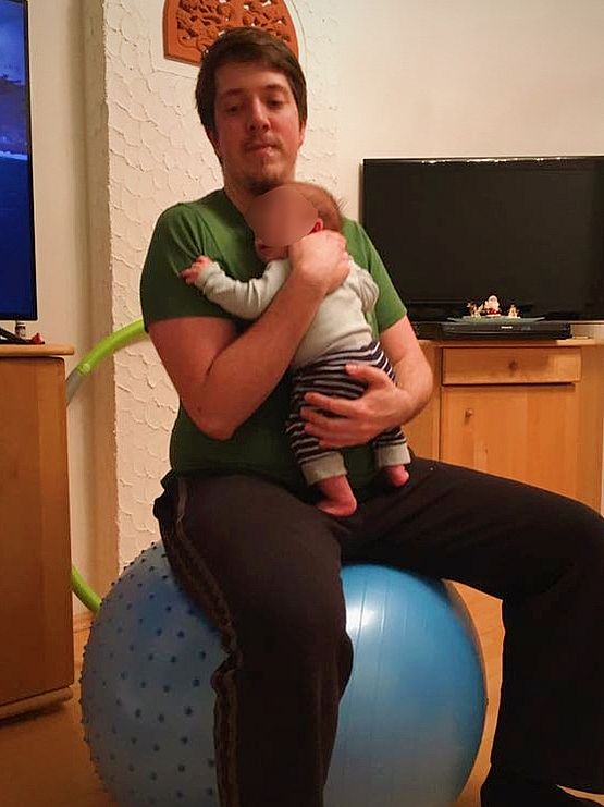 Baby beruhigen auf dem Gymnastikball