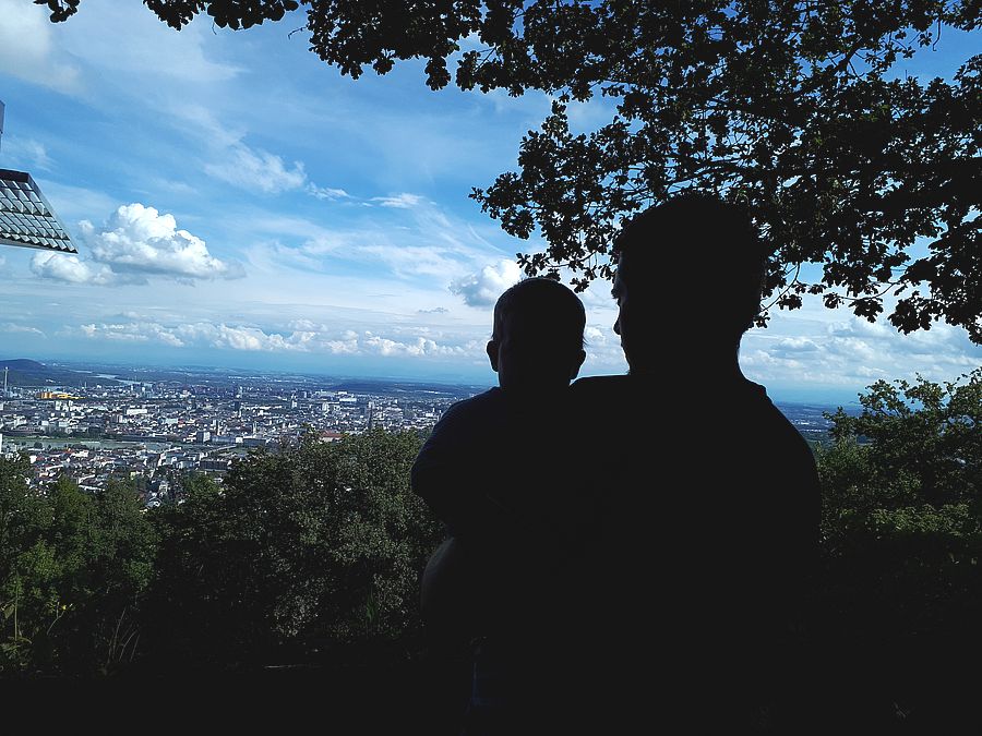 Vater und Sohn am Pöstlingberg - Informationen zur Väterkarenz