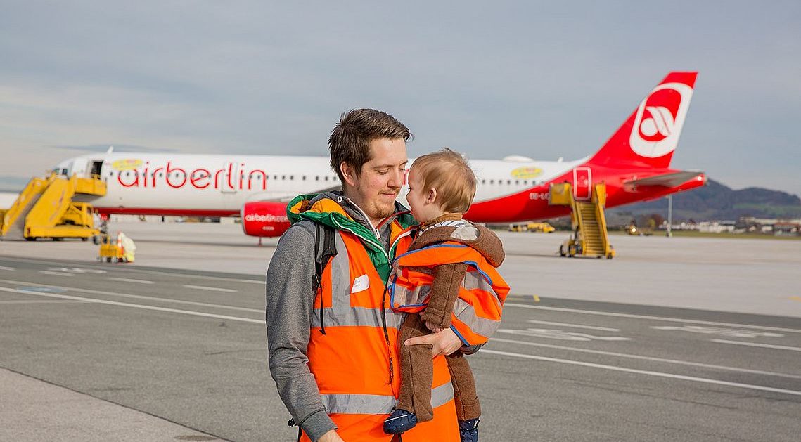 Karenzpapa und Sohn am Flughafen Salzburg